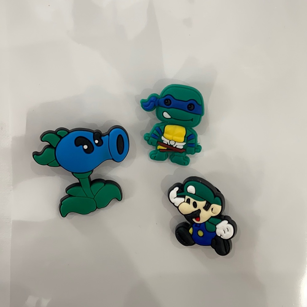 3 CROCS CHARMS Green/Blue Set